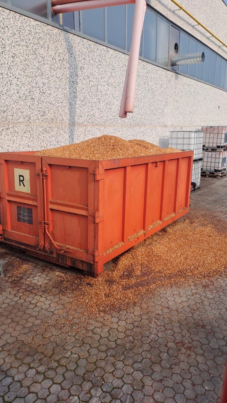 Cassone con materiale sfuso — Tuz Cart