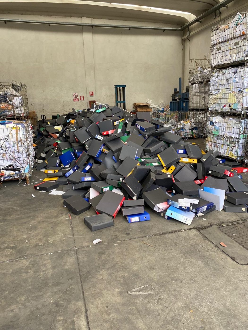Raccoglitori e faldoni da distruggere — Tuz Cart