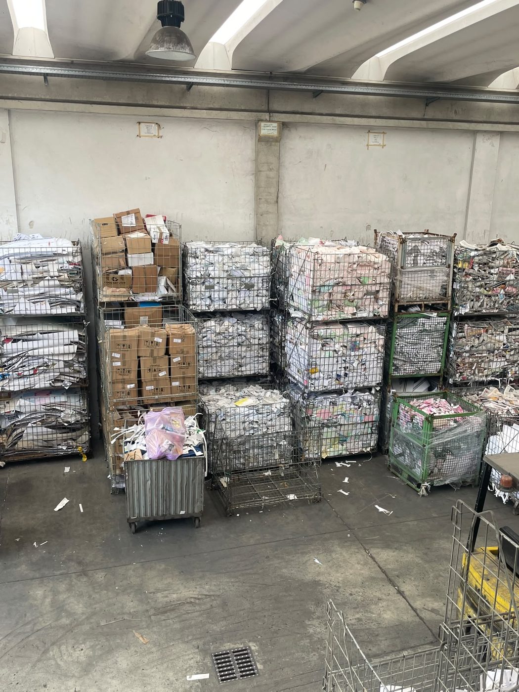 Gabbie di carta e cartone in magazzino — Tuz Cart