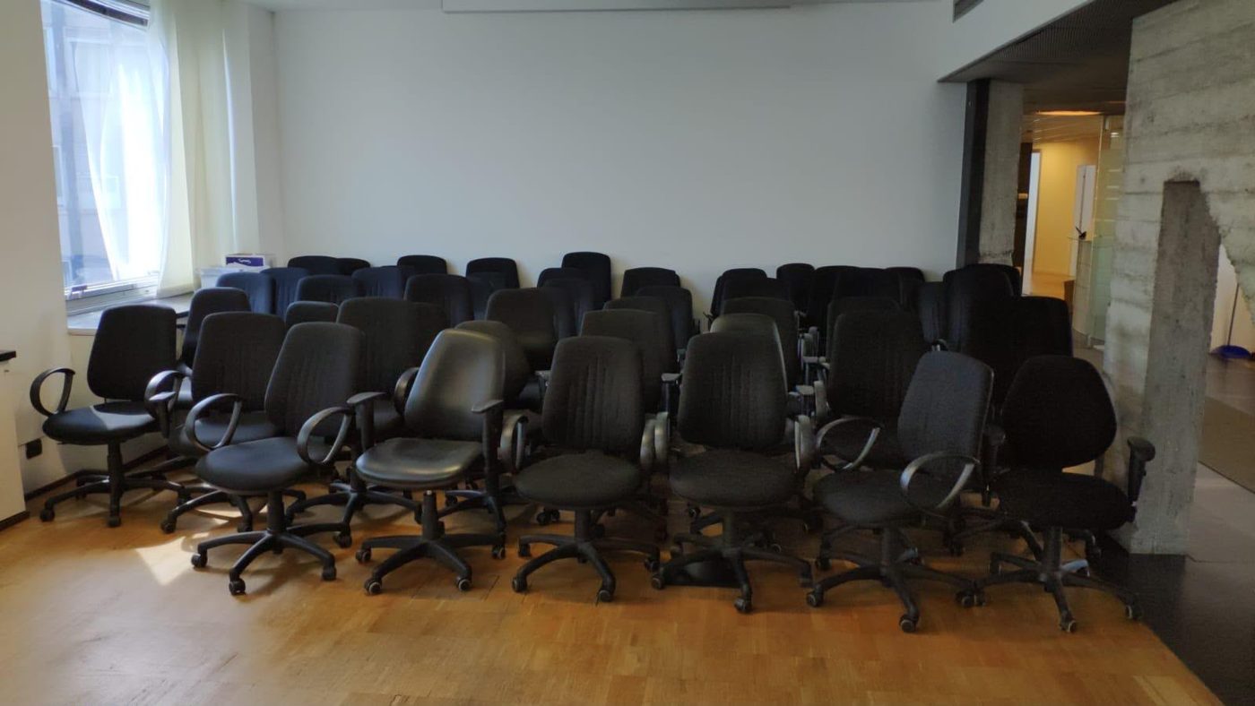 Sedie e arredo per ufficio da smaltire — Tuz Cart
