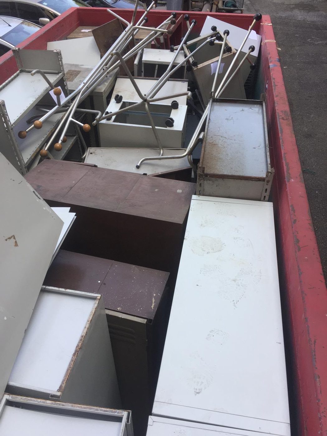 Cassone con arredi e scaffalature metalliche — Tuz Cart